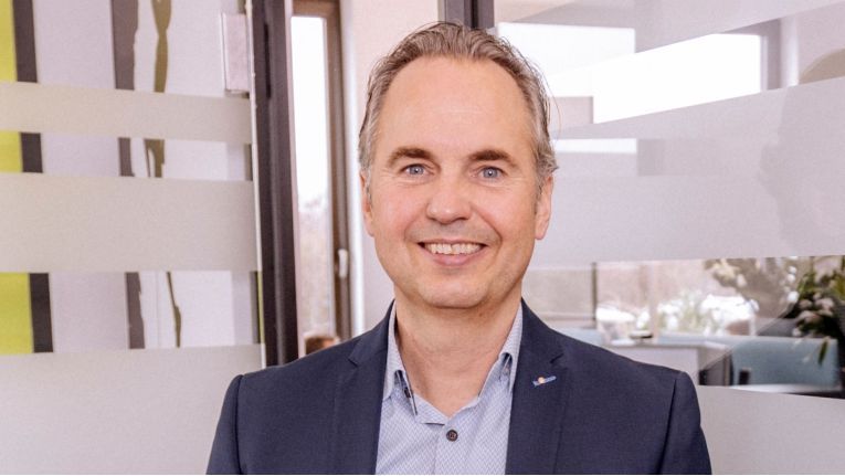 Frank Söder, Directeur général de Kutzschbach Electronic GmbH & Co. KG : "Avec l'essor de l'IA, j'anticipe des défis, notamment en ce qui concerne l'intégration de ces technologies dans la vie professionnelle." Frank Söder, Directeur général de Kutzschbach Electronic GmbH & Co. KG : "Avec l'essor de l'IA, j'anticipe des défis, notamment en ce qui concerne l'intégration de ces technologies dans la vie professionnelle."