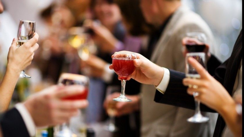 Weihnachtsfeier mit Alkohol: Hier ist wie in anderen Details Zurückhaltung angebracht. 
