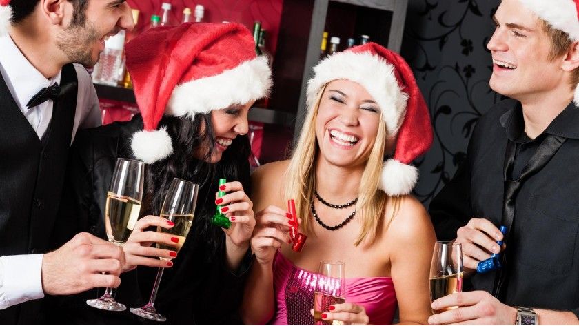 Verschiedene Unterhaltungsspiele können die Stimmung auf einer Weihnachtsfeier aufpeppen.
