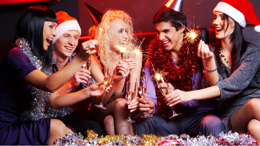 Menschen bei einer Weihnachtsfeier