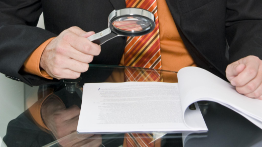 Arbeitszeugnis deuten: Das macht Arbeitszeugnisse verdächtig - Foto: Henry Schmitt - Fotolia.com